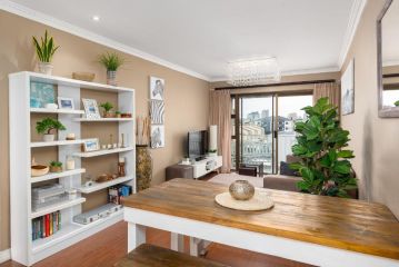 Modern & Secure home, Walking Distance to Beach Apartment, Cape Town - 3