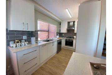 Sandpiper's Nest 7 Houtboschbaai Apartment, Jeffreys Bay - 4