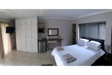 Sandstone Guest house, Kroonstad - 4