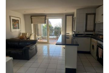 Mount Royal 09 - Large 1 bed with balcony Apartment, Johannesburg - 4
