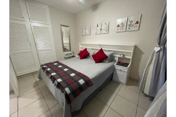 Sea view self-catering apartment: Beach access Apartment, Kingsburgh - 1