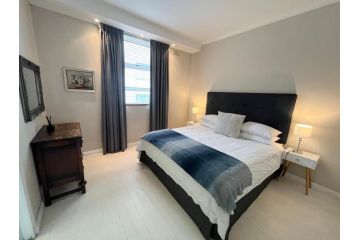 Seapoint gem with uncapped fibre Apartment, Cape Town - 5