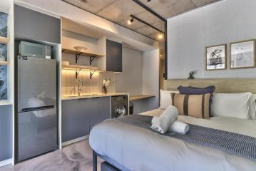 Secure, Central, Worker Bee's luxury pad with pool Apartment, Cape Town - 1