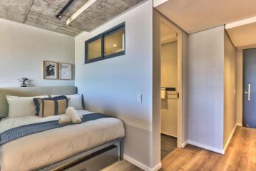 Secure, fast wifi, communal pool- lone ranger lux! Apartment, Cape Town - 3