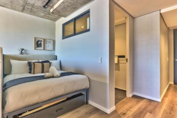 Secure, fast wifi, communal pool- lone ranger lux! Apartment, Cape Town - 1