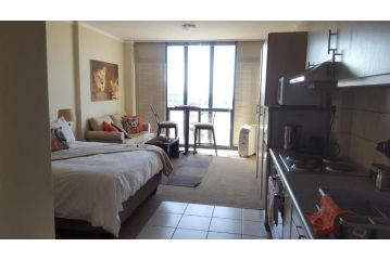 Secure Studio Apartment: Great Central Location Apartment, Cape Town - 3