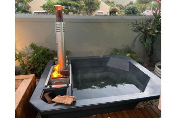 Seven on Flora- Hot Tub, Modern with amazing outside area Guest house, Hermanus - 2