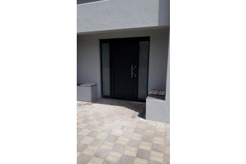 Shell Cottage a stone's throw from the beach Apartment, Langebaan - 2