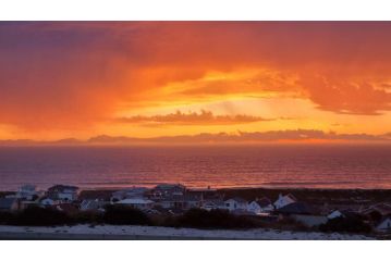 Skye Coastal House Beachfront living Guest house, Yzerfontein - 1