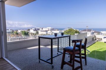 Small Bay Beach Suites Apartment, Cape Town - 1