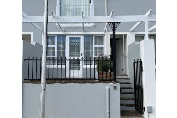 Townhouse close to Restaurants & Shops in Claremont Apartment, Cape Town - 1