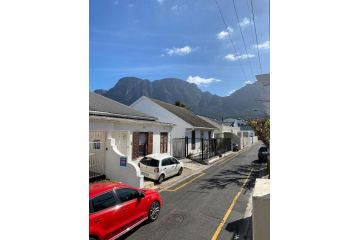 Townhouse close to Restaurants & Shops in Claremont Apartment, Cape Town - 4