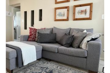 Townhouse close to Restaurants & Shops in Claremont Apartment, Cape Town - 2