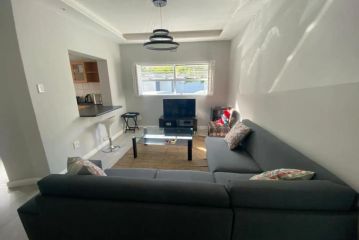 Spacious 1 Bedroom Apartment in Claremont with Great Views Apartment, Cape Town - 2
