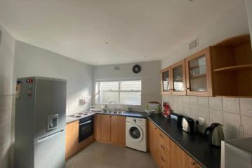 Spacious 1 Bedroom Apartment in Claremont with Great Views Apartment, Cape Town - 4