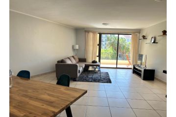 Spacious 2 bedroom apartment next to Canal walk with gym and pools Apartment, Cape Town - 2