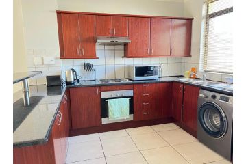 Spacious 2 bedroom apartment next to Canal walk with gym and pools Apartment, Cape Town - 1