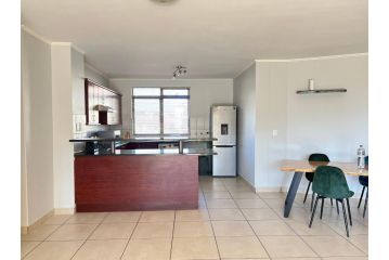 Spacious 2 bedroom apartment next to Canal walk with gym and pools Apartment, Cape Town - 4