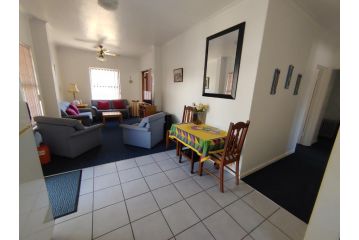 Spacious,2-bedroom,seaside apartment,unique patio Apartment, Cape Town - 2