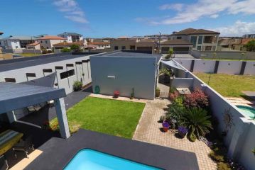 Spacious 4 bedroom hideout sanctuary with pool Villa, Cape Town - 5