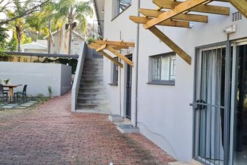 Spacious 5 bedroom family house with pool and view Guest house, Paarl - 1