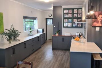 Spacious 5 bedroom family house with pool and view Guest house, Paarl - 4