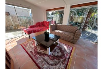 Safi Holiday Home 4bedroom Guest house, East London - 1