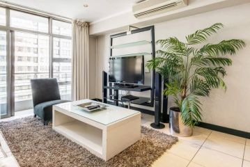 Spacious Apartment in CBD Pool & Parking perfect for the corporate traveller Apartment, Cape Town - 2