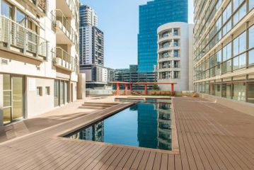 Spacious Apartment in CBD Pool & Parking perfect for the corporate traveller Apartment, Cape Town - 1