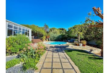 Spacious Family Home with Pool! Guest house, Cape Town - 2