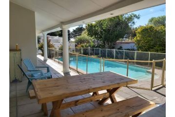 Spacious sun filled home with a pool.. Guest house, Cape Town - 1