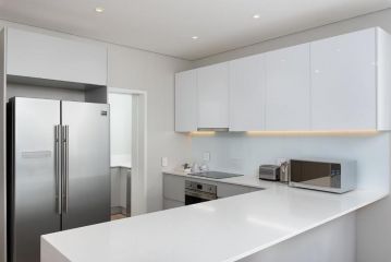 Spacious, Well Appointed and Modern Apartment, Cape Town - 3