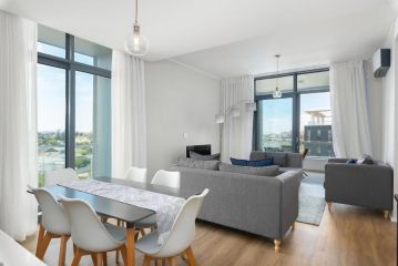 Spacious, Well Appointed and Modern Apartment, Cape Town - 2