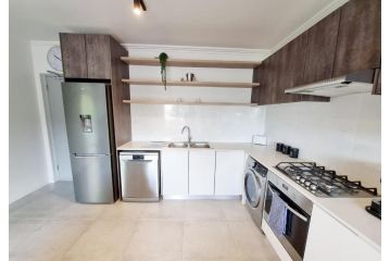 Spectacular Apartment With Deck Braai and Parking Apartment, Cape Town - 1