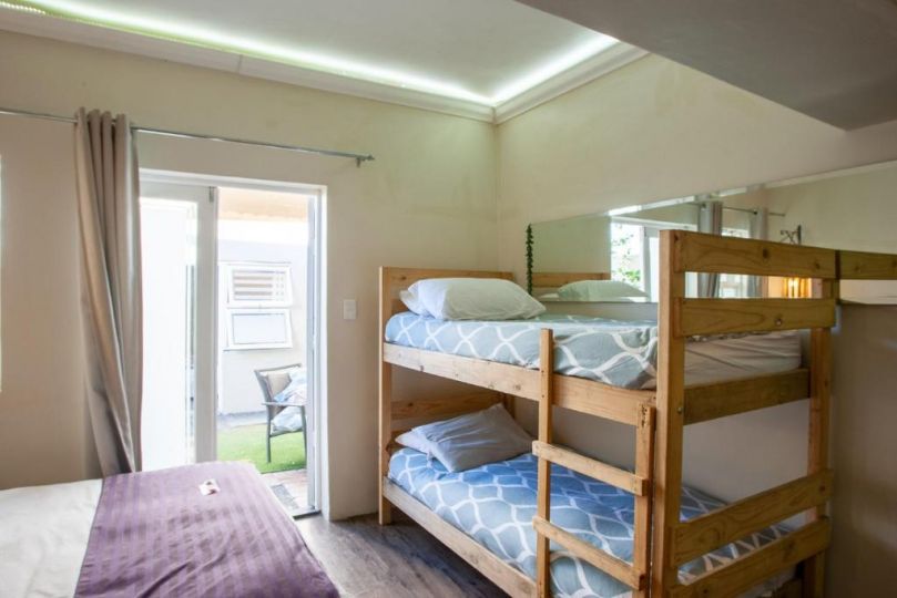 Bedrock Family 2 x Rooms 8 Sleeper with Kitchenette Apartment, Cape Town - imaginea 1