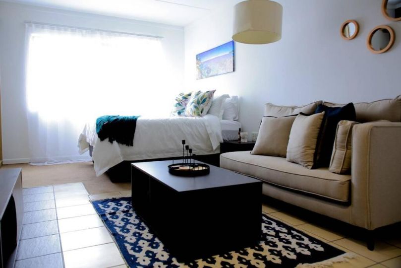 Stunning 1-bedroom condo with pool Apartment, Sandton - imaginea 3