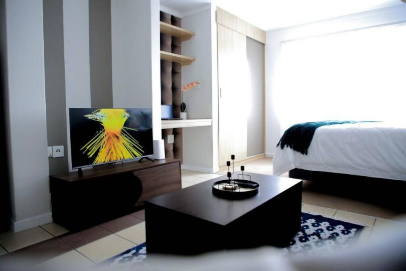 Stunning 1-bedroom condo with pool Apartment, Sandton - imaginea 11