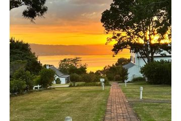 Stunning 3BR home in the heart of Belvidere Guest house, Knysna - 3