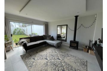 Stunning holiday house 1min walk from the Dolphin beach Guest house, Cape Town - 2