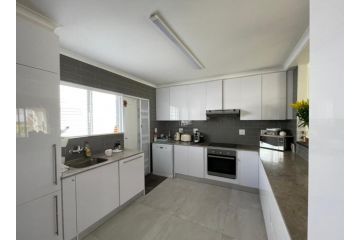 Stunning holiday house 1min walk from the Dolphin beach Guest house, Cape Town - 1