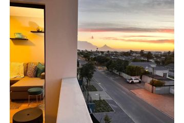 Stunning apartment with mountain and sea views Apartment, Cape Town - 4