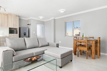 Stunning, Luxurious Apartment close to the beach Apartment, Cape Town - 2