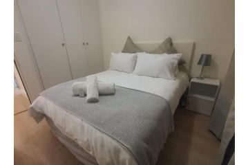 Stunning, Modern 1 bedroom Apartment Sandton Apartment, Johannesburg - 2