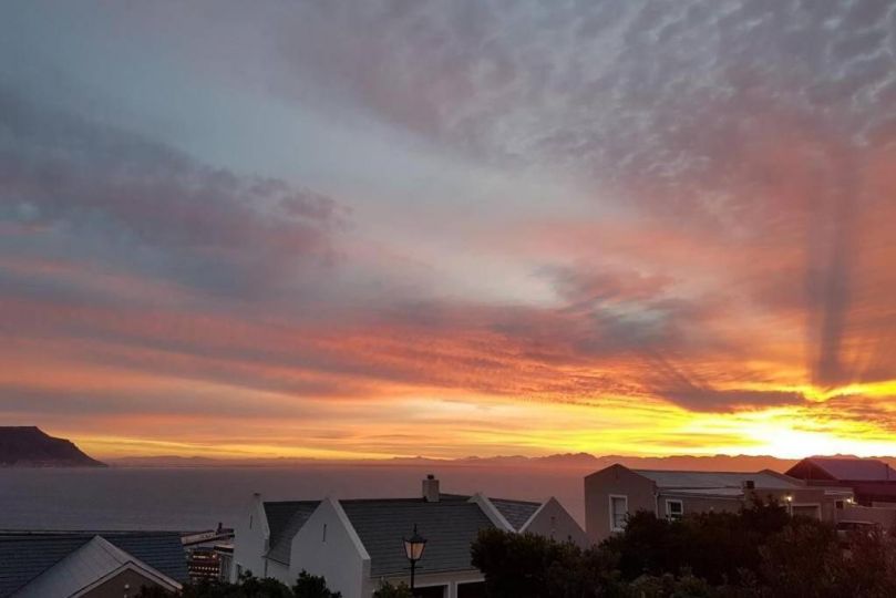 Stunning Sea & Mountain View. Simon's Town Getaway Guest house, Cape Town - imaginea 13