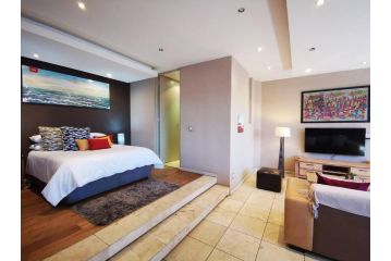 Stunning Studio apt with stunning Joburg views Apartment, Johannesburg - 1