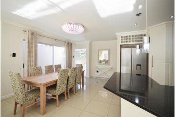 Stylish 3 Bedroom House with Pool Guest house, East London - 3