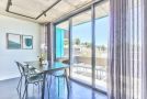 Stylish, modern, couples retreat Pool, fast wifi Apartment, Cape Town - thumb 5