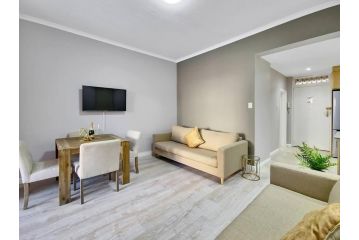 Stylish Seaside Apartment with Wi-Fi! Apartment, Cape Town - 3