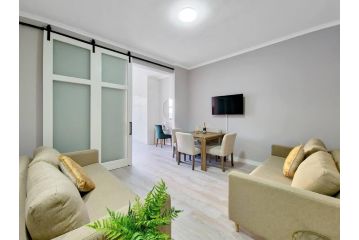 Stylish Seaside Apartment with Wi-Fi! Apartment, Cape Town - 2