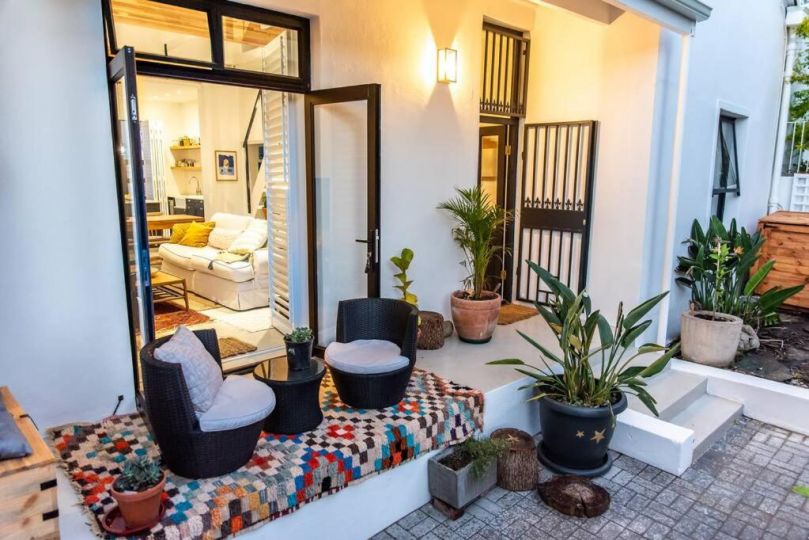 Stylish summer pad with mezzanine & sunny patio Guest house, Cape Town - imaginea 1